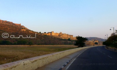 road to amber fort with maota lake