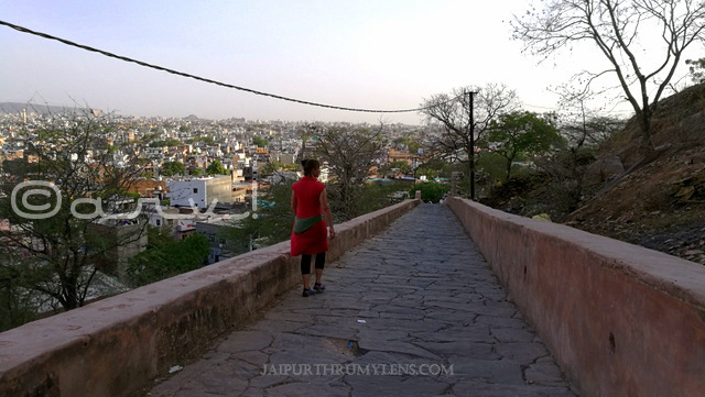 how-to-reach-nahargarh-fort-jaipur-foreign-tourist-walking